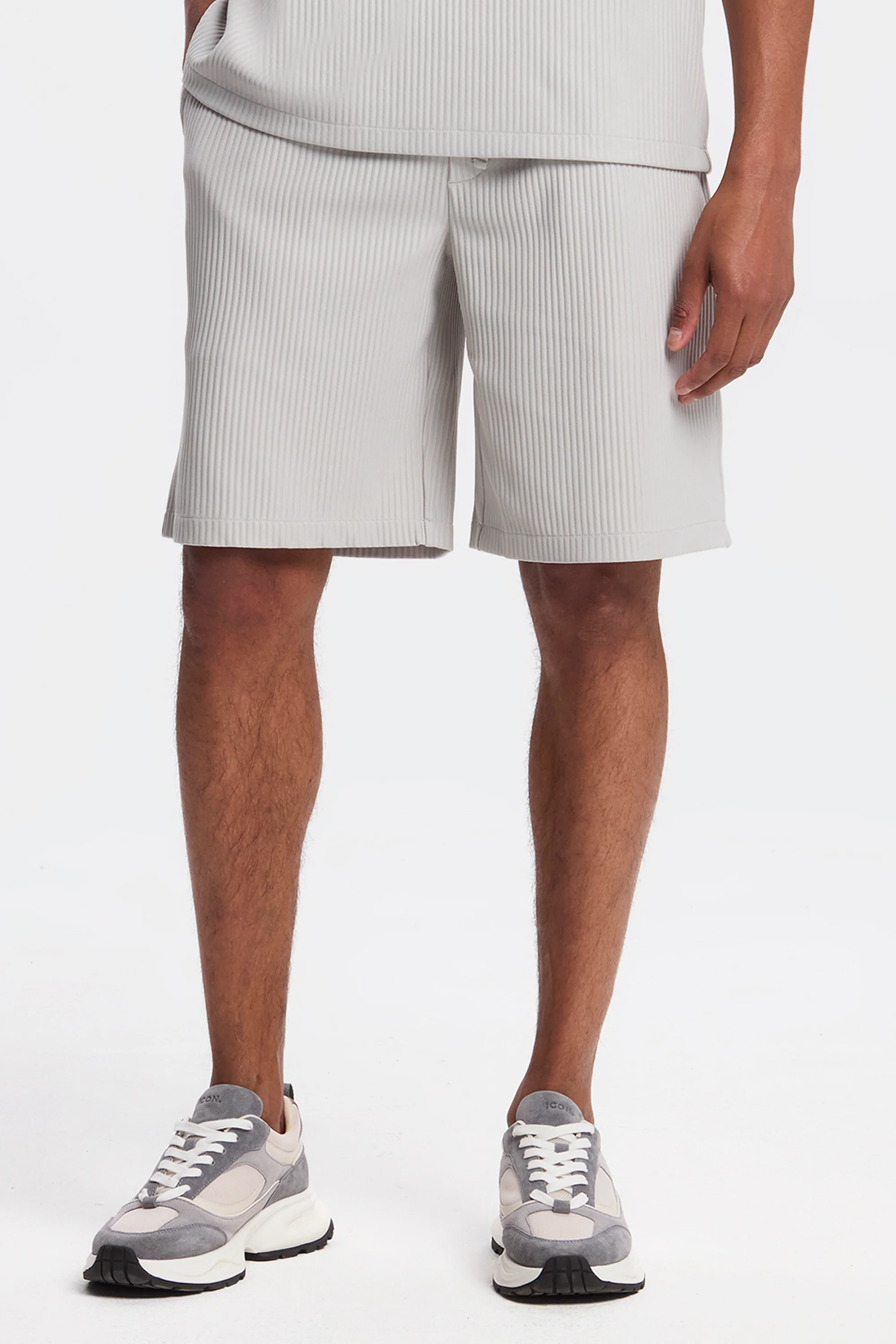 THE PLEATED SHORTS - Image 11