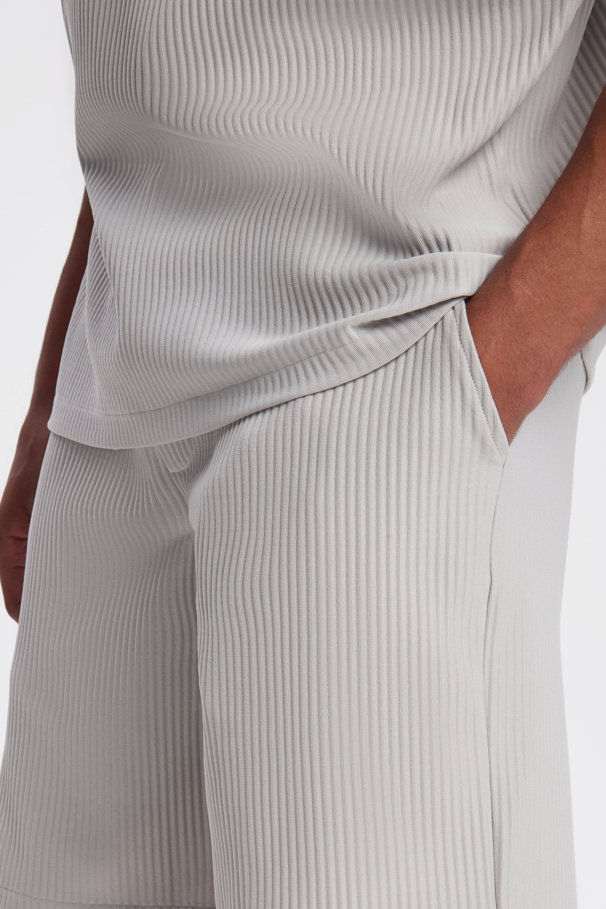 THE PLEATED SHORTS - Image 13