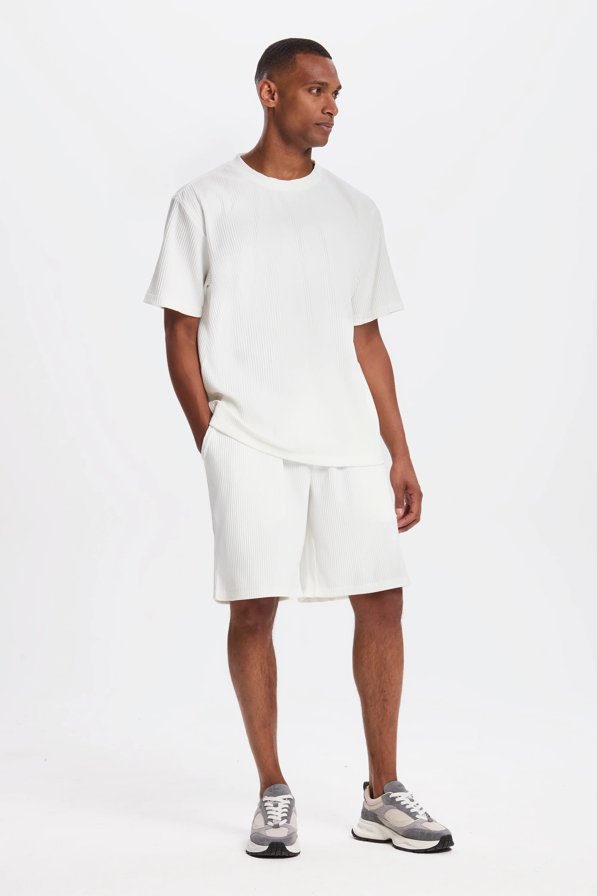 THE PLEATED SHORTS - Image 2