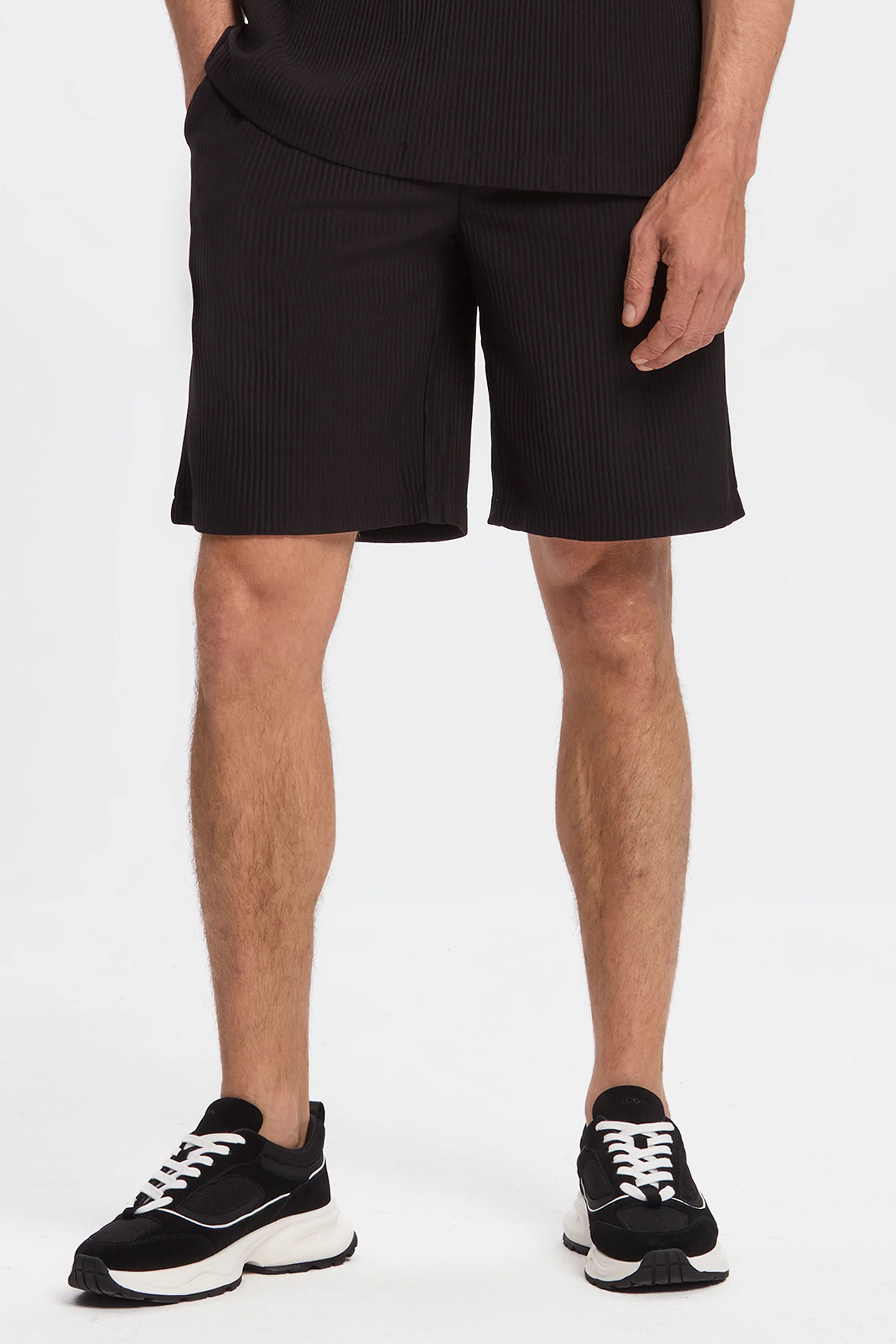 THE PLEATED SHORTS - Image 6